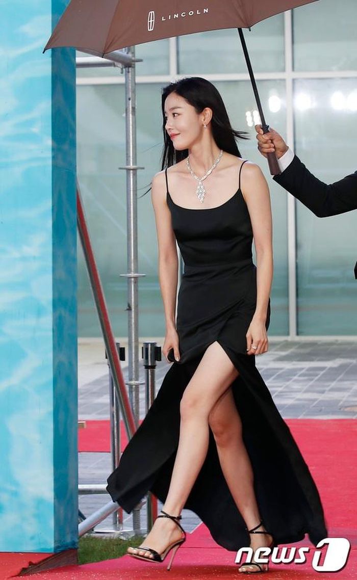 Han Sun Hwa thu hút sự chú ý trên thảm đỏ. Cô là cựu thành viên nhóm nhạc thần tượng Secret. Cô hiện tập trung cho sự nghiệp diễn xuất và vừa tham gia dự án O'PENing. Lễ khai mạc do Park Byung Eun và Han Sun Hwa chủ trì.