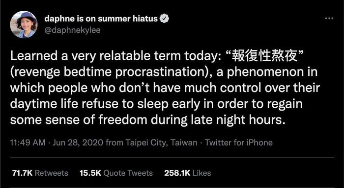  Thuật ngữ "trì hoãn giấc ngủ báo thù" trở nên phổ biến qua dòng tweet của nhà báo Daphne K. Lee vào tháng 6/2020. 