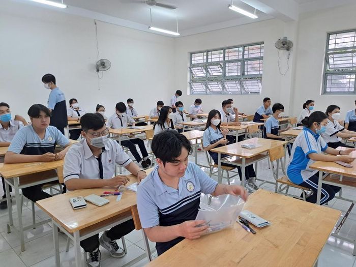Các em kiểm tra lại bút trước giờ thi tại điểm thi Trường THPT Phong Phú, huyện Bình Chánh (TP Hồ Chí Minh).