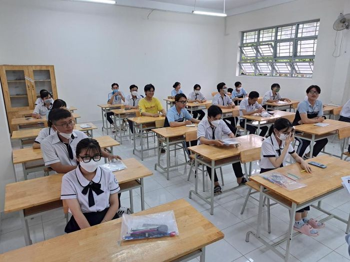 Thí sinh tại điểm thi Trường THPT Phong Phú, huyện Bình Chánh (TP Hồ Chí Minh) trước giờ thi tổ hợp Khoa học tự nhiên và tổ hợp Khoa học xã hội.