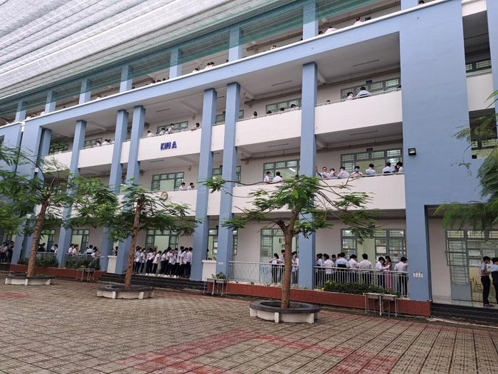 Thí sinh tại Trường THPT Phong Phú, huyện Bình Chánh (TP Hồ Chí Minh) trước giờ thi tổ hợp Khoa học tự nhiên và tổ hợp Khoa học xã hội vào sáng 8/7.