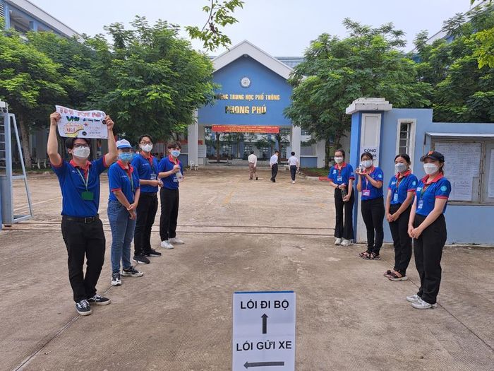 Những ngày qua sinh viên tình nguyện Trường Đại học Văn Hiến nỗ lực hết mình để hỗ trợ thí sinh tại điểm thi Trường THPT Phong Phú (TP Hồ Chí Minh).