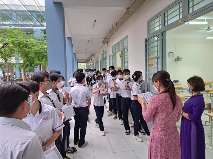 Thí sinh tại điểm thi Trường THPT Phong Phú, huyện Bình Chánh (TP Hồ Chí Minh) đang nghe điểm danh để vào phòng thi vào sáng 8/7.