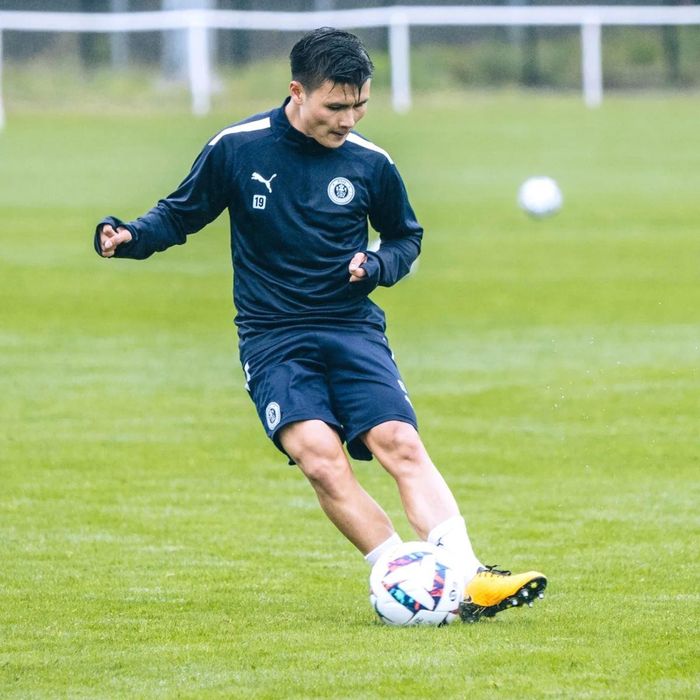 Khả năng Quang Hải có thể khẳng định được vị trí ở Pau FC hay không vẫn còn là dấu hỏi. Ảnh: Pau FC
