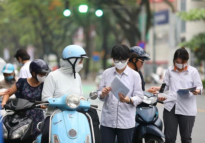 Từ sớm, nhiều phụ huynh đưa con, em đến điểm thi Trường THPT Việt Đức, quận Hoàn Kiếm. Ảnh: Hoàng Hiếu - TTXVN