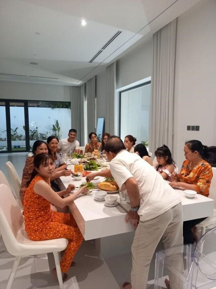 Tuy nhiên, cuối năm 2021, Công Vinh - Thủy Tiên đã phá bỏ bạch dinh này để xây mới hoàn toàn. Không gian mới của cặp đôi rất rộng rãi, thoáng mát với tông màu trắng chủ đạo. Ảnh: FB Hoa Tâm.