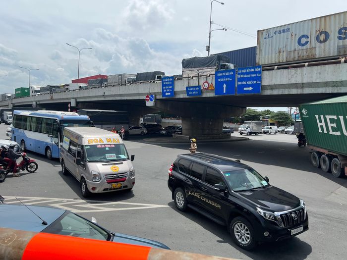  CSGT điều tiết giao thông sau sự cố. 