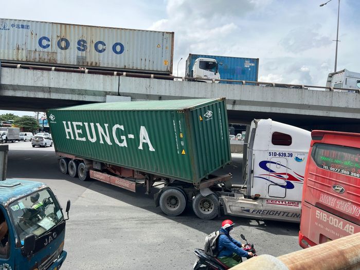  Phần thùng container bị nghiêng, kẹt vào gầm cầu vượt Linh Xuân. Ảnh: Thanh Quang 