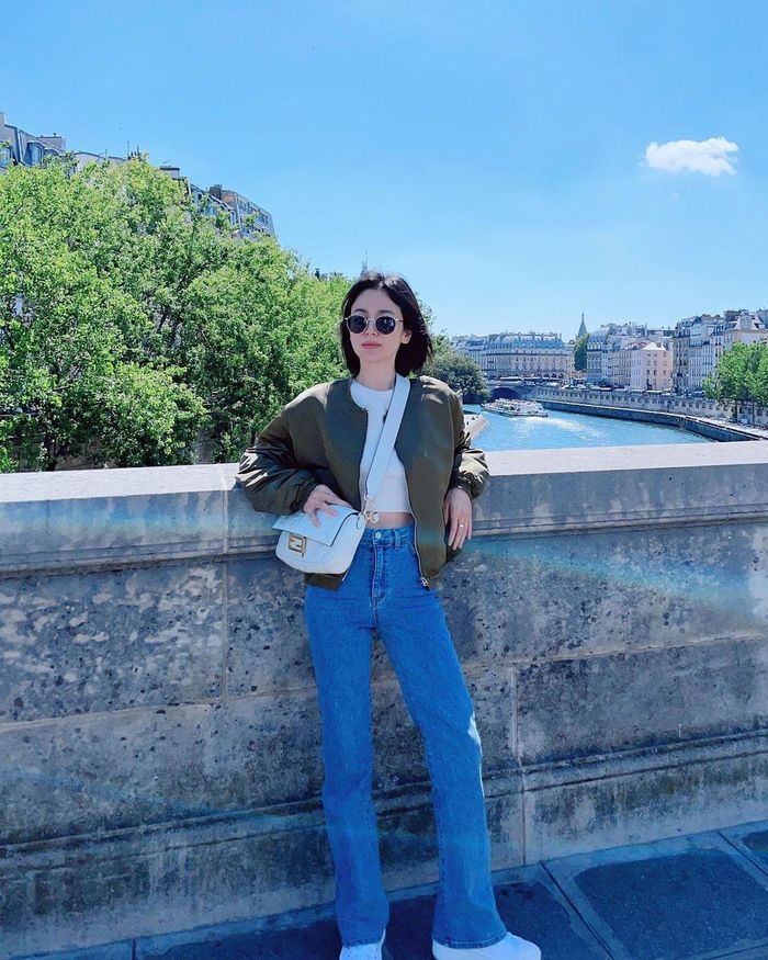 Phong cách dạo phố ở Pháp của Song Hye Kyo gây "bão" mạng. Cô như mới đôi mươi, trẻ trung và năng động.