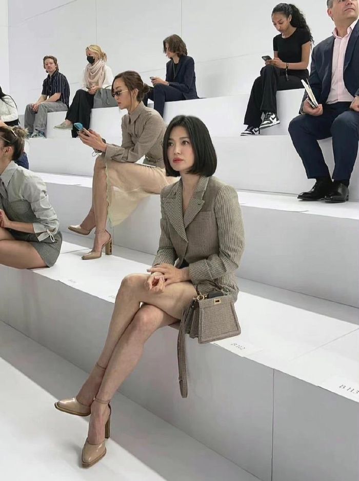 Song Hye Kyo lộ đôi chân gầy gò đáng báo động.