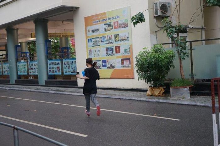 Thí sinh quên mang tập bản đồ địa lý Atlat phải nhờ người mang tới