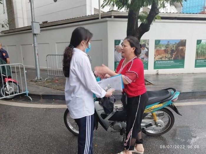 Phụ huynh đưa thí sinh đến điểm thi Trường THCS Thăng Long (quận Ba Đình, Hà Nội)