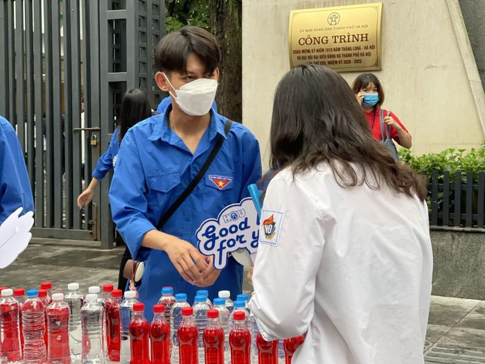 Lời “Chúc thi tốt” của các tình nguyện viên Đại học Mở Hà Nội gửi tới các sỹ tử trong mùa thi.