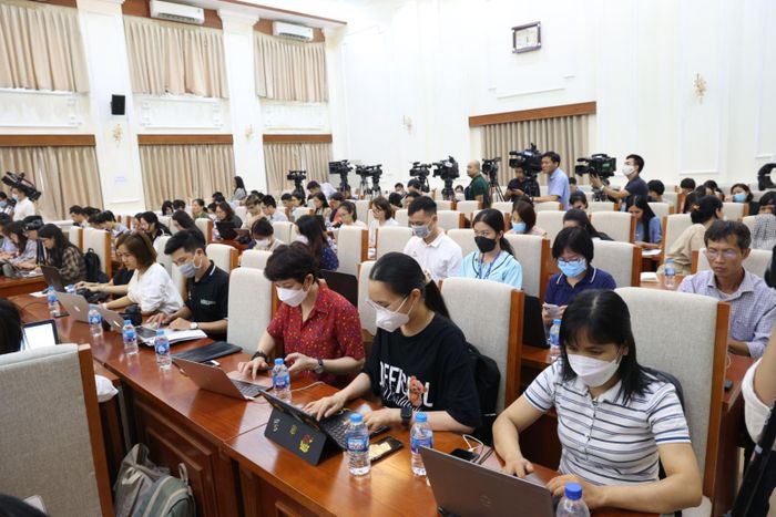 Các phóng viên tham gia cuộc họp báo. Ảnh: Lê Phú