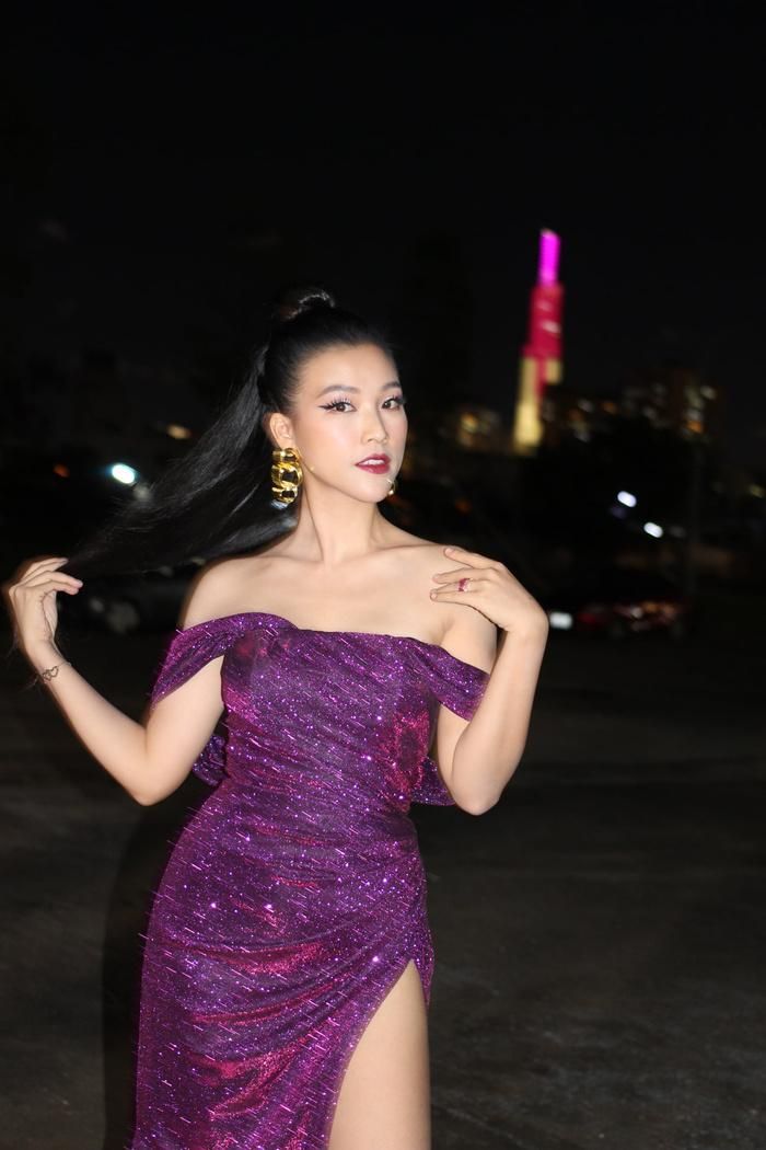Chọn sai màu váy và kiểu dáng, Hoàng Oanh bị cộng thêm tuổi và mất đi nét trẻ trung vốn có.