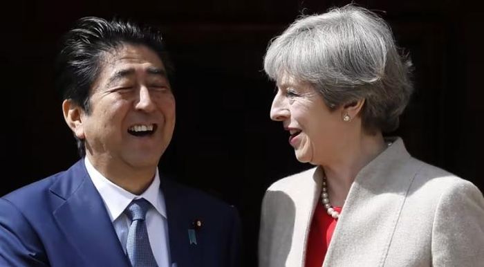 Cố Thủ tướng Nhật Abe Shinzo và cựu Thủ tướng Anh Theresa May. (Ảnh: Getty)