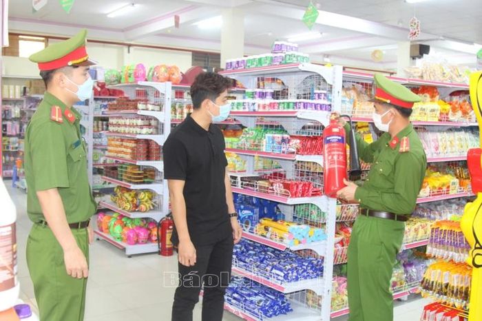 Tăng cường tuyên truyền, hướng dẫn chữa cháy trực tiếp là một trong những biện pháp nhằm nâng cao nhận thức, ý thức chấp hành PCCC. 