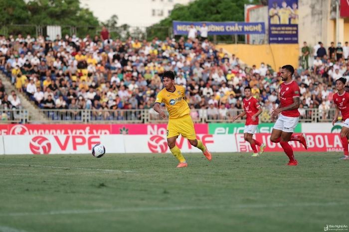  Lần đầu tiên cầu thủ trẻ Đinh Xuân Tiến được ra sân chính thức tại sân chơi V.League. Trong trận đấu này tiền vệ mới 19 tuổi đã hoàn toàn tự tin với các pha xử lý của mình, giúp SLNA có thế trận lấn lướt trước đối thủ. Ảnh: Đức Anh 