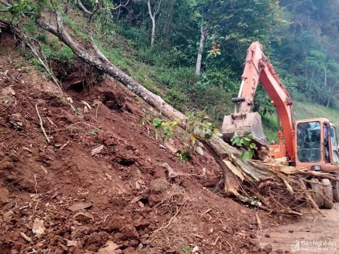 Sạt lở đất tại xã Mai Sơn (Tương Dương). Ảnh: Văn Trường.