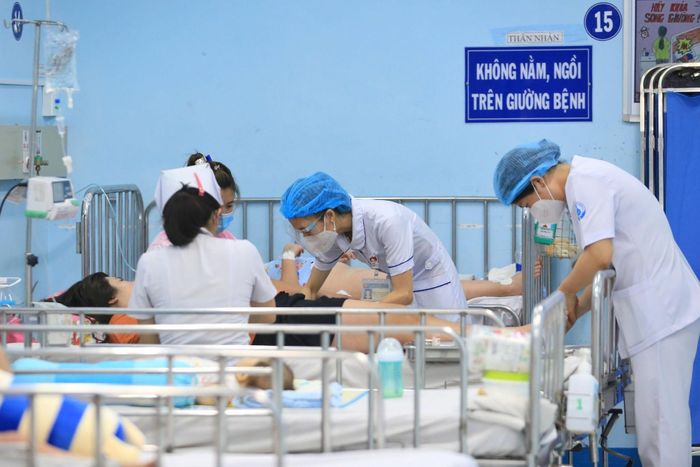 Trẻ em bị mắc sốt xuất huyết đang điều trị tại Bệnh viện Nhi đồng 1. (Ảnh: Nhật Thịnh).