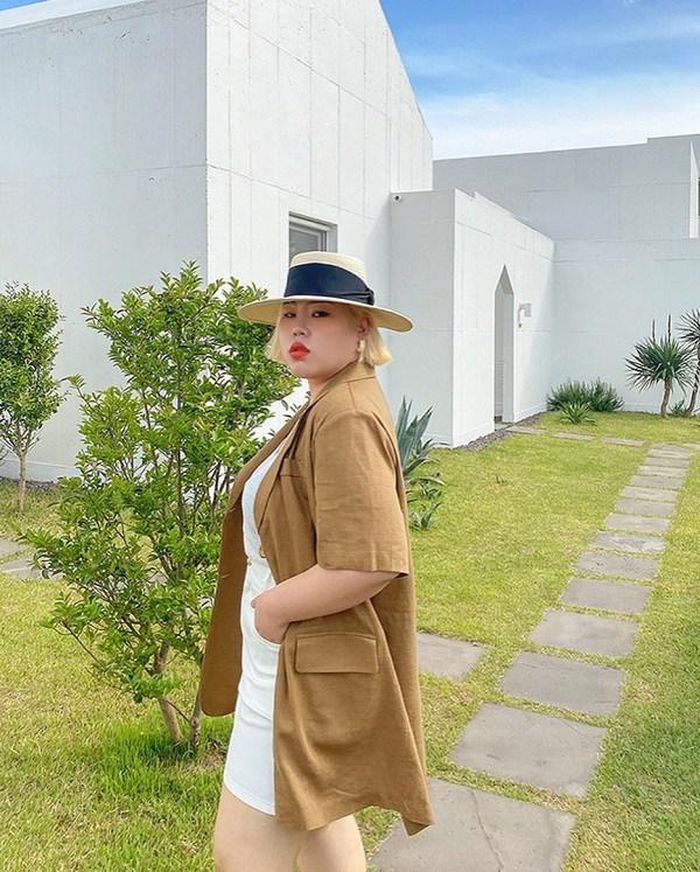 Trang phục mà chị em bắp tay to nên sắm là những chiếc áo khoác nhẹ như blazer