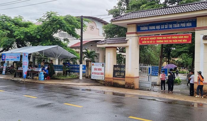 Tại điểm thi Trường THCS thị trấn Phú Hòa (huyện Chư Păh) ghi nhận sự tham gia dự thi của nhiều thí sinh lớn tuổi. Ảnh: Hà Phương