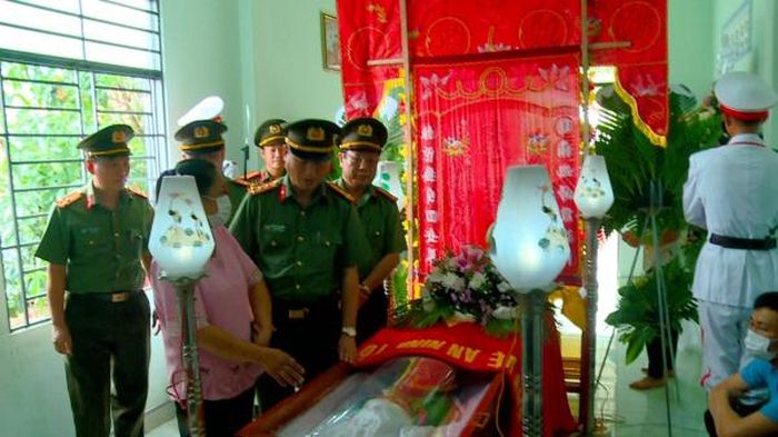 Đại tá Nguyễn Thế Hùng, Giám đốc Công an tỉnh Khánh Hòa cùng Ban Giám đốc, lãnh đạo các đơn vị nghiệp vụ và Công an huyện Khánh Vĩnh đến viếng Thượng úy Hoàng Văn Yên.