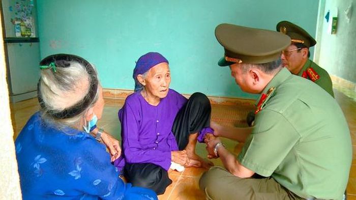 Đại tá Nguyễn Thế Hùng, Giám đốc Công an tỉnh Khánh Hòa động viên, chia sẻ nỗi đau với mẹ đẻ Thượng úy Hoàng Văn Yên.