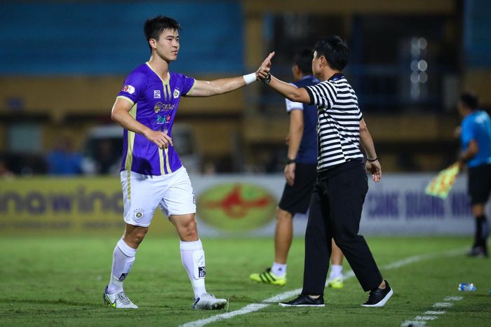  Tới phút 65, Lê Xuân Tú ấn định tỷ số 2-1. Phần còn lại của trận đấu, Duy Mạnh và hàng thủ chủ nhà không cho đối phương tạo thêm đột biến. 