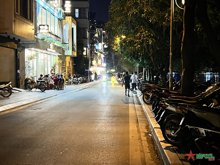 Một số hàng quán ngang nhiên bày bán hàng hóa và thậm chí còn nhận trông giữ xe ngay trên vỉa hè.