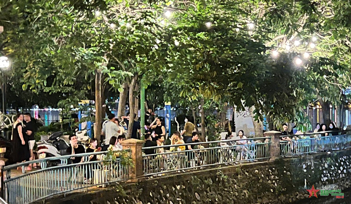 Đường đi dạo bị lấn chiếm thành nơi bán hàng.