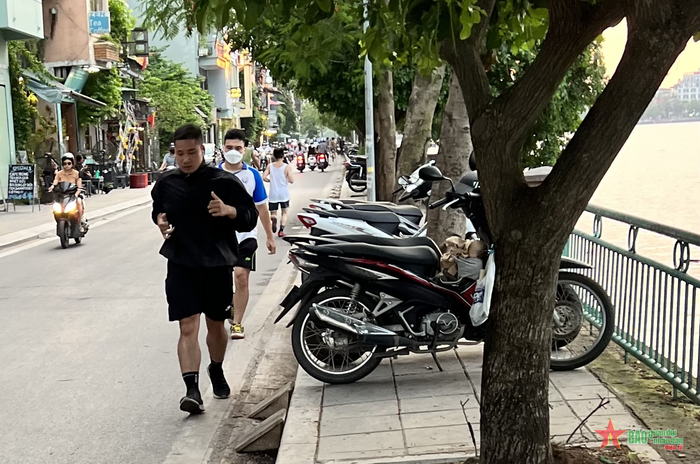 Do đó, người dân đi tập thể dục phải chạy dưới...lòng đường.