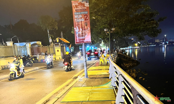Các hộ kinh doanh trải chiếu lấn chiếm vỉa hè để kinh doanh.