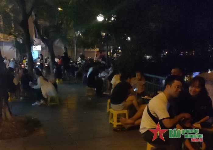 Không chỉ các quán nước mà các quán bán đồ cũng tranh thủ ngày cuối tuần đông khách chiếm dụng vỉa hè để kinh doanh.