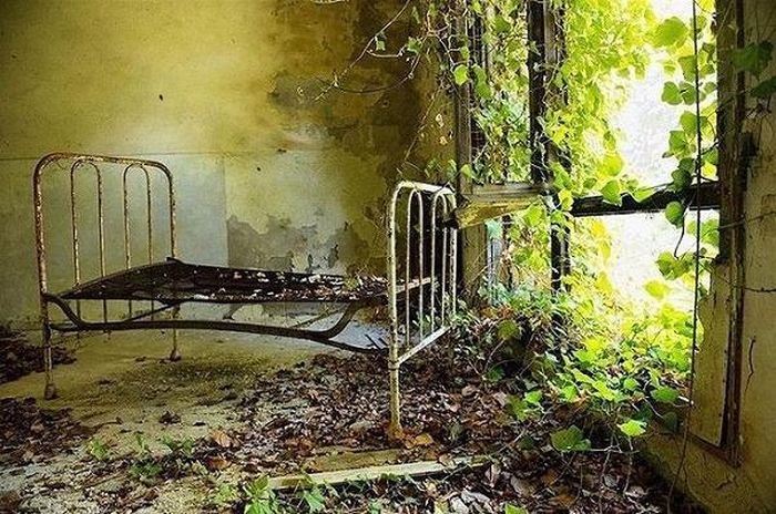 Kể từ năm 421, người Italy cổ đã chạy đến Poveglia để lánh nạn khỏi những cuộc xâm lược man rợ. Sau đó tương truyền rằng đế quốc La Mã đã dùng hòn đảo này như mồ chôn tập thể cho bất kì ai mắc bệnh truyền nhiễm thời đó.