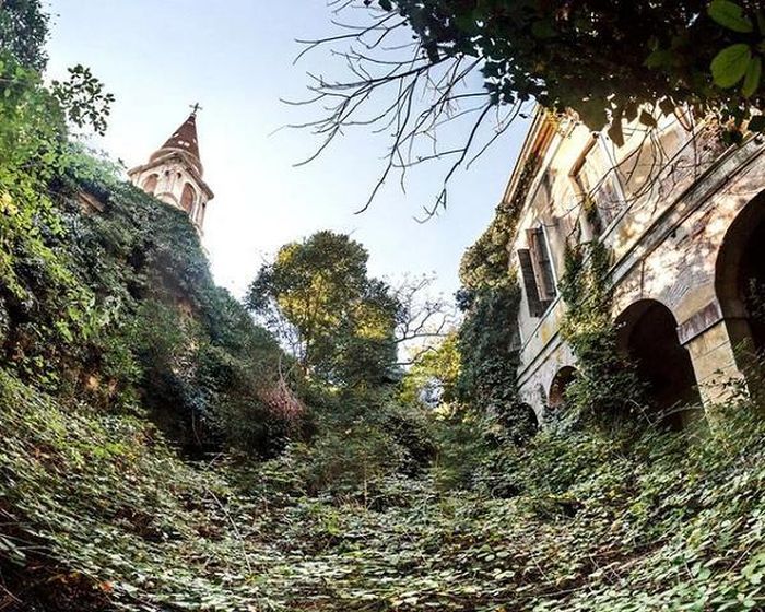Hòn đảo Poveglia đã vẽ nên bức tranh ghê rợn đối với những ai từng biết về nó. Vào thế kỷ 20, trong một thời gian ngắn, Poveglia thuộc sở hữu của nhà nước Ý và một lần nữa được sử dụng như một trạm cách ly. Năm 1922, các tòa nhà đã được chuyển đổi thành một bệnh viện cho người bị bệnh tâm thần và được hoàn thiện cùng với một tháp chuông.