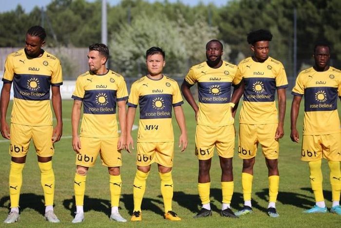 Quang Hải (thứ 3 từ trái qua) tự tin đứng giữa các đồng đội to cao ở Pau FC