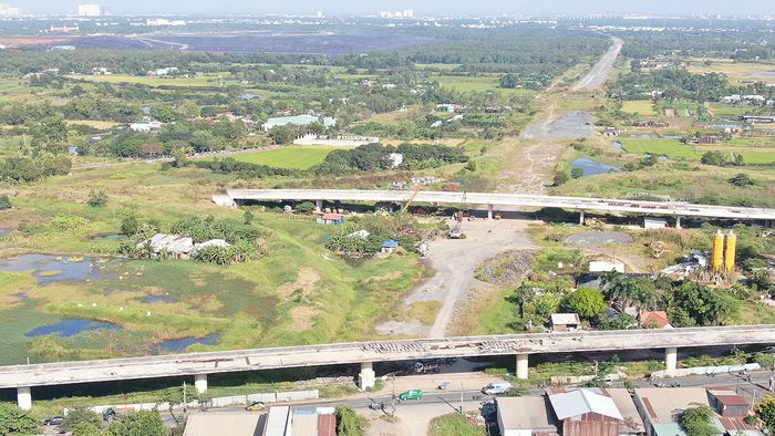 Đường cao tốc Bến Lức - Long Thành tạm ngưng thi công trong thời gian dài do vướng giải phóng mặt bằng. Ảnh: HOÀNG HÙNG