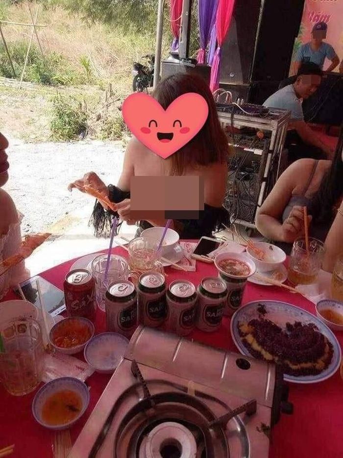 Chưa hết, kể cả là bạn thân thì đám cưới cũng có rất nhiều người từ già đến trẻ, thậm chí là vai vế bề trên của 2 họ. Vì thế, cô gái cho dù muốn mặc trang phục thoải mái cũng nên tiết chế hơn.