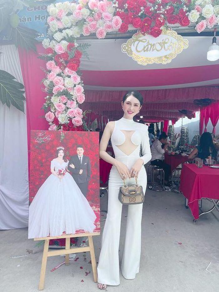 Hay một cô nàng khác khi đi đám cưới bạn thân cũng diện một bộ đồ jumpsuit hai dây không khác gì đi biển khiến dân tình ngao ngán.