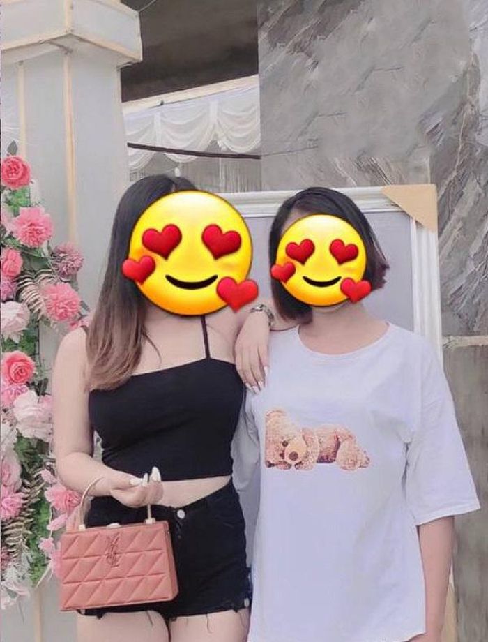 Cụ thể, chiếc áo của cô gái bên trái khá ngắn, chiếc quần cũng không khá khẩm hơn khi có những đường cắt xẻ. Cô gái bên phải thì mặc áo phông có phần xuề xòa cộng thêm chiếc quần đùi quá ngắn cũng khiến dư luận bàn tán.