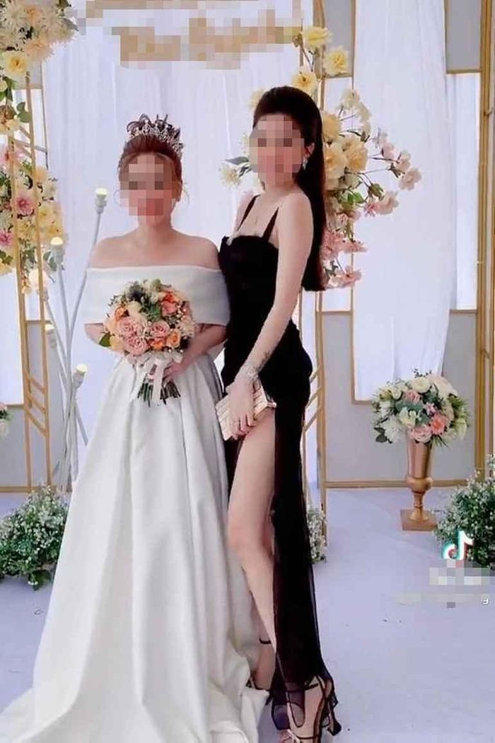 Đi đám cưới nên mặc như thế nào là câu hỏi khiến không ít người đau đầu. Bởi nếu mặc lộng lẫy quá thì sẽ lấn át cô dâu, xuề xòa quá thì lại vô tình khiến hình ảnh của mình bị xấu đi, trở thành tâm điểm bị bàn tán.