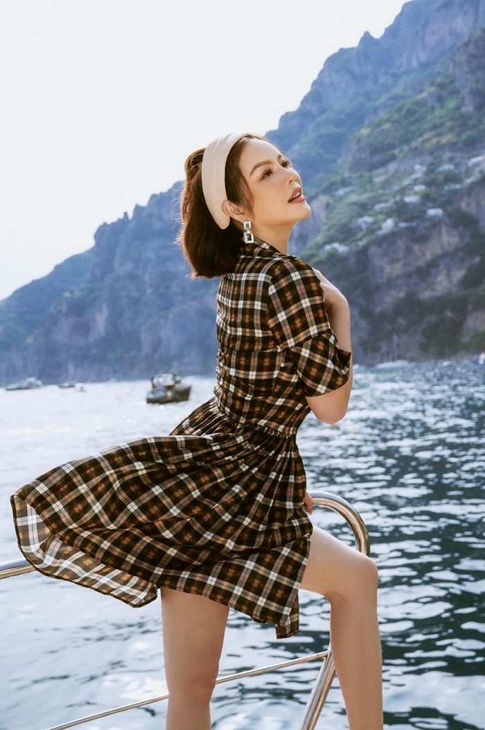 Tại một ngôi làng xinh đẹp thì không thể thiếu những bộ cánh mang phong cách vintage. Chiếc đầm caro đến từ thương hiệu Dsquared2 giúp Lý Nhã Kỳ thay đổi sang phong cách nữ tính, quyến rũ nhưng vẫn giữ được vẻ sang trọng.