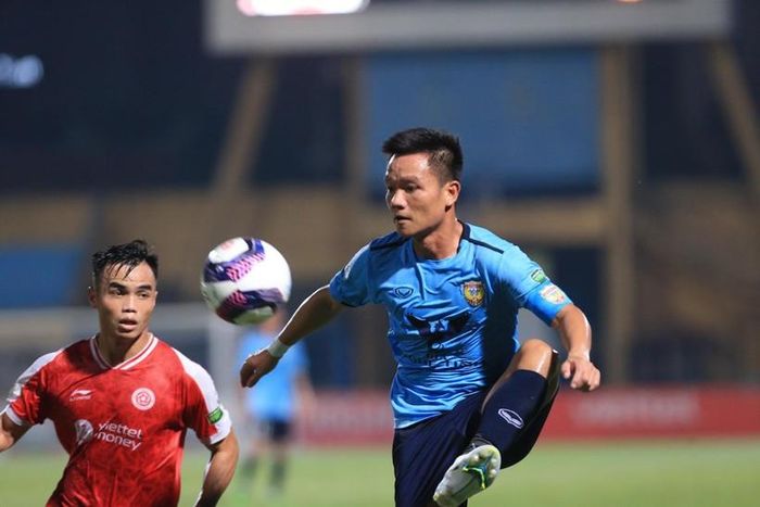 Đinh Thanh Trung đã đá bó vào trong. Ảnh HTFC