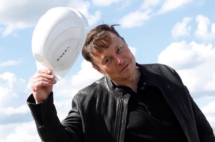 Nếu Musk không bán bớt cổ phần Tesla, số tài sản đó lúc này đã giảm giá trị 1,6 tỷ USD. Ảnh: Reuters.