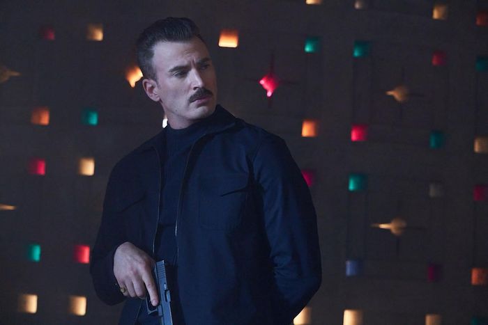 Chris Evans trong vai Lloyd Hansen