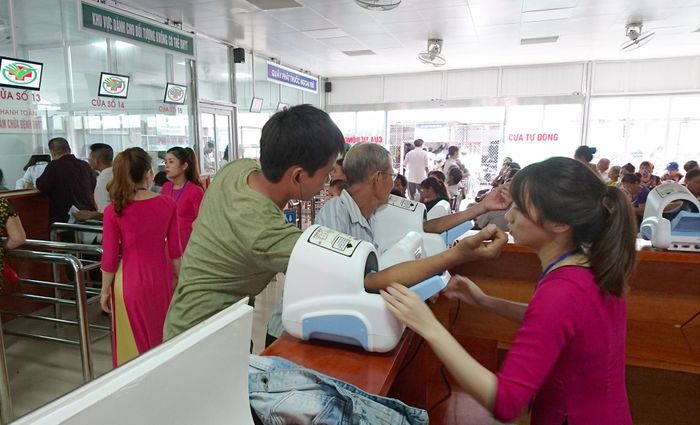 BHYT là một trong những trụ cột của hệ thống an sinh xã hội, giảm gánh nặng chi phí khám chữa bệnh cho người dân. ẢNH MINH HỌA: PHẠM THANH.