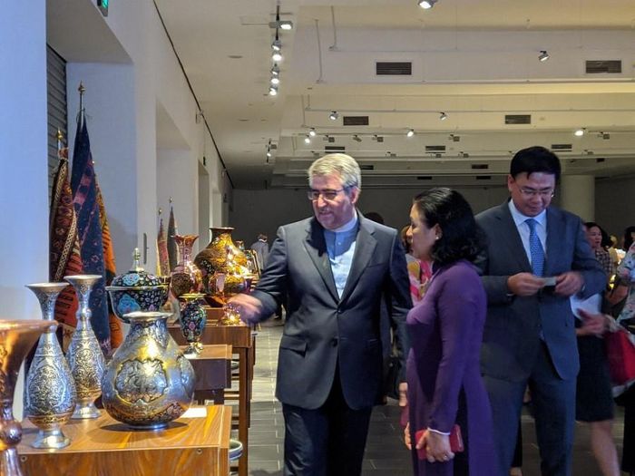 Đại sứ nước Cộng hòa Hồi giáo Iran tại Việt Nam- ông Ali Akbar Nazari giới thiệu hiện vật bình chạm khắc đồng