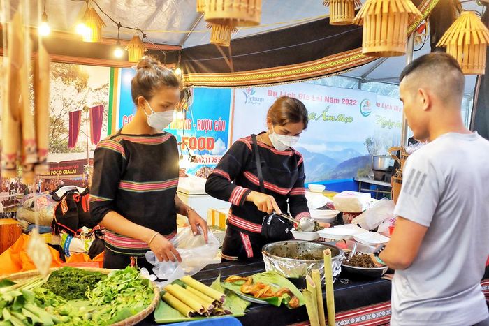 Món lá mì cà đắng được nhiều du khách mua mang về. Ảnh: Hoàng Ngọc