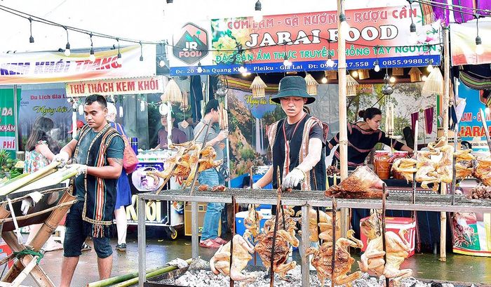 Món gà nướng xa lửa phục vụ du khách tại Ngày hội ẩm thực Gia Lai. Ảnh: Đức Thụy